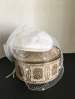 Vintage-Inspired Bridal Pillbox Fascinator Hat with Birdcage Veil & Pearl Accent